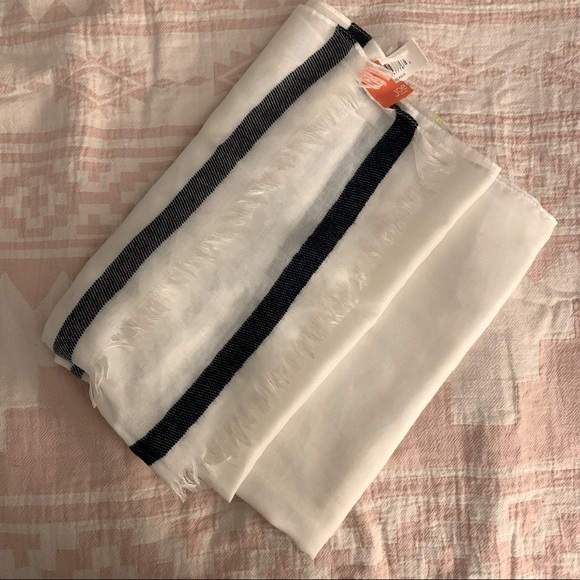 Joe Fresh Scarf - Picture 2 of 3